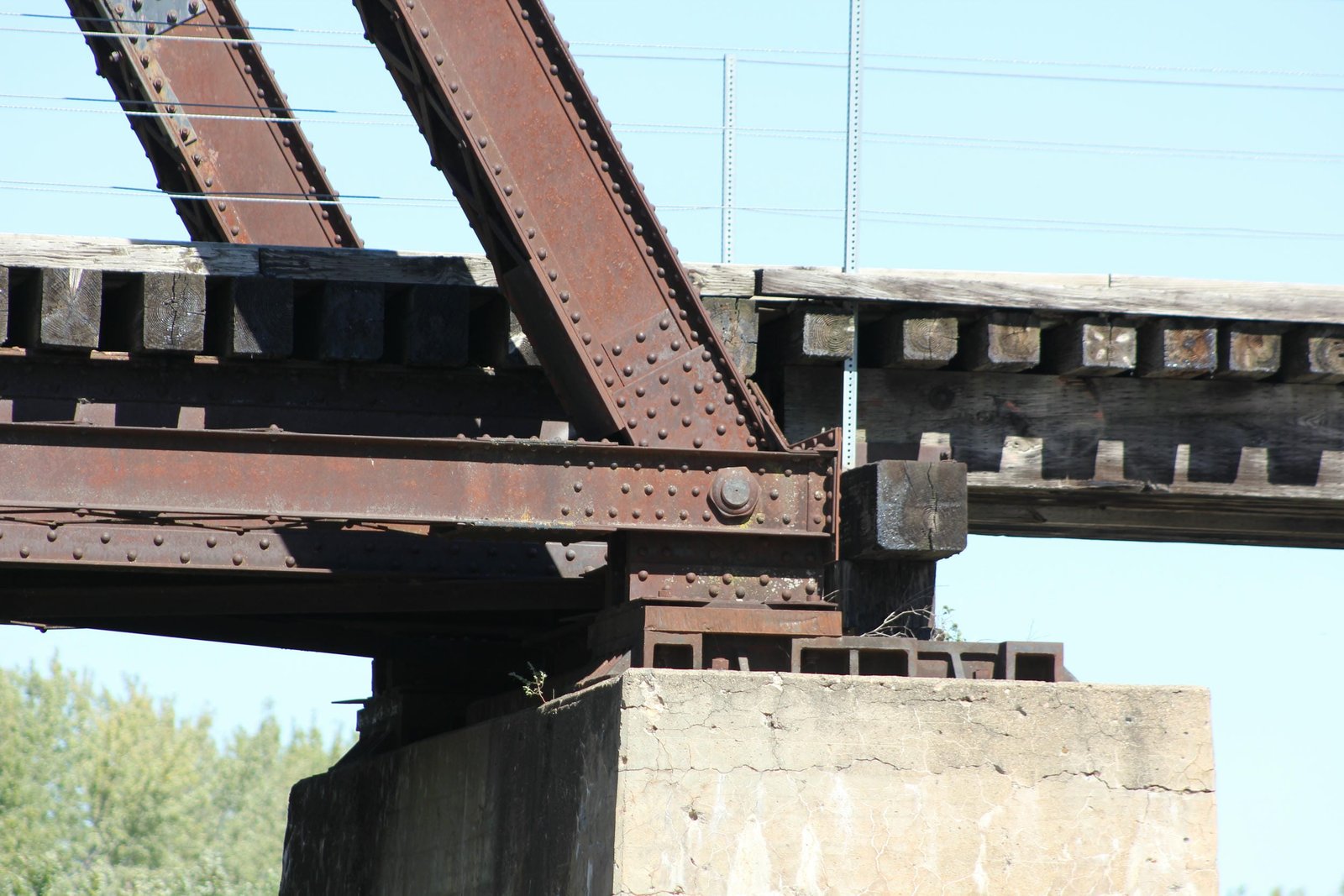 Lower angle connection